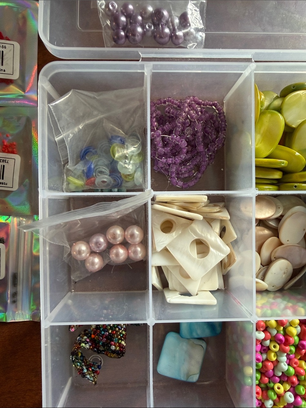 Large lot of beads with container - Picture 5 of 8